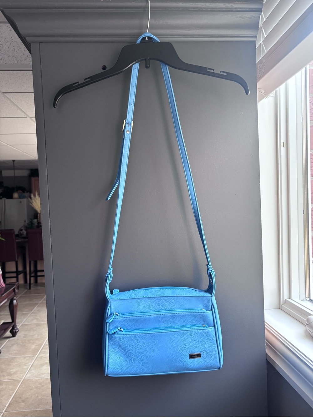 Compact Blue Crossbody Bag with Multiple Zip Pockets